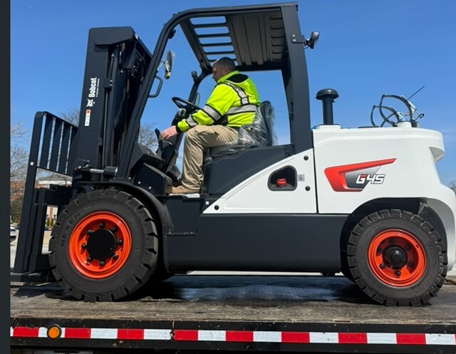 Forklift unloading materials at Chicago jobsite rental
